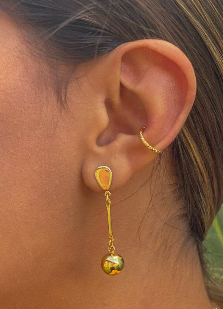 Brinco Comprido Fino com Pingente Bolinha | Banhado em Ouro 18k