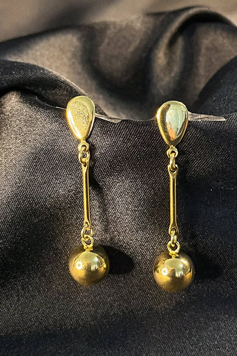 Brinco Comprido Fino com Pingente Bolinha | Banhado em Ouro 18k