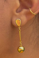 Brinco Comprido Fino com Pingente Bolinha | Banhado em Ouro 18k