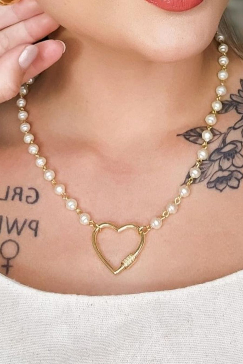 Colar Corrente de Pérolas e Fecho Coração | Banhado em Ouro 18k