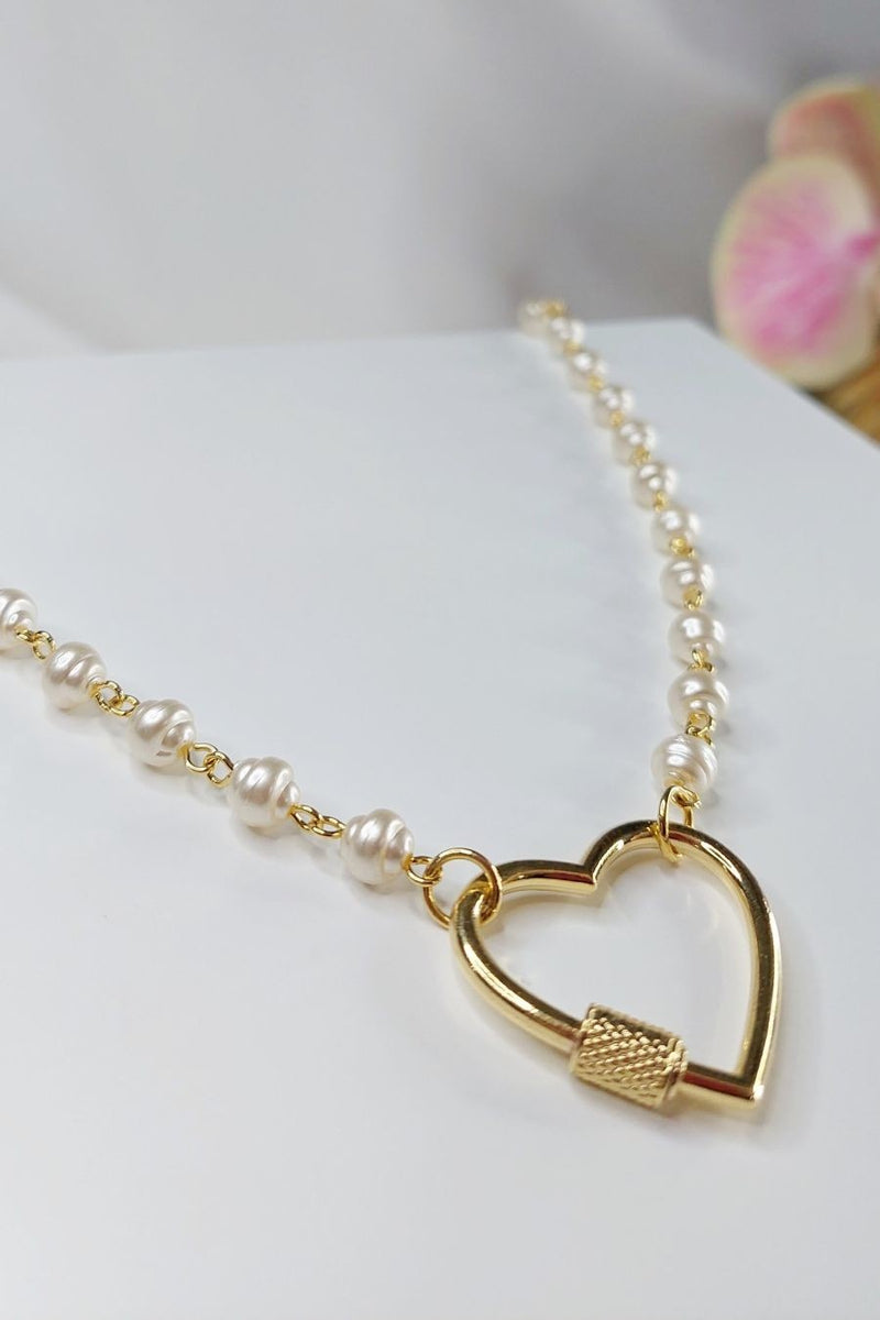 Colar Corrente de Pérolas e Fecho Coração | Banhado em Ouro 18k