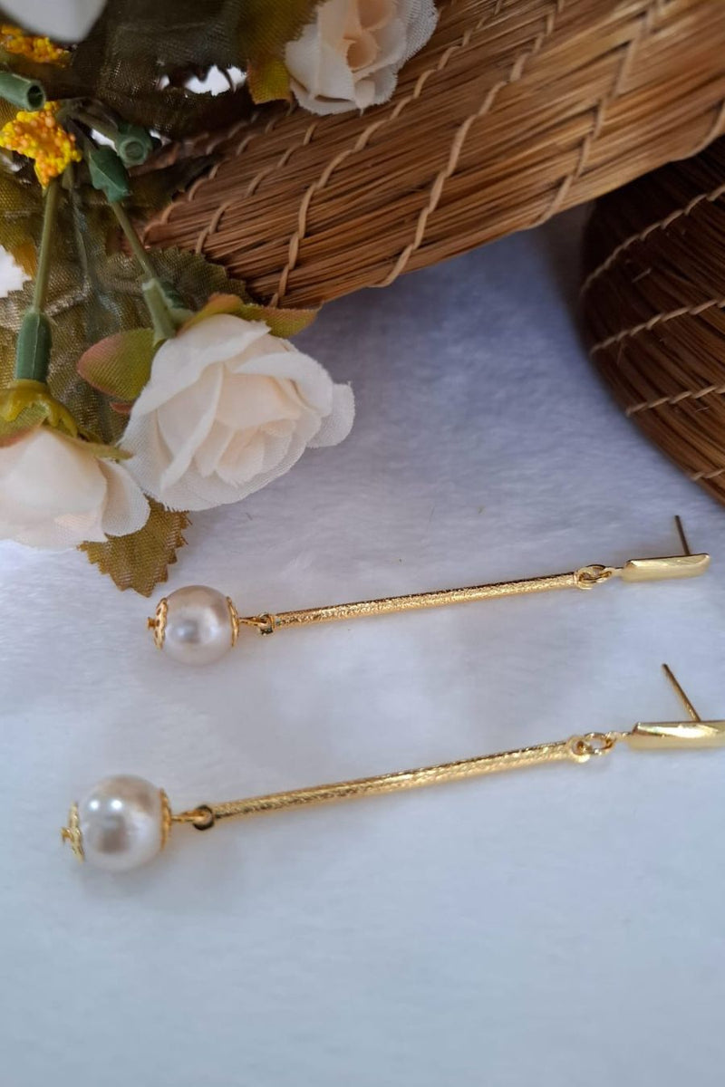 Brinco Haste Fininha com Pingente de Pérola | Banhado em Ouro 18k